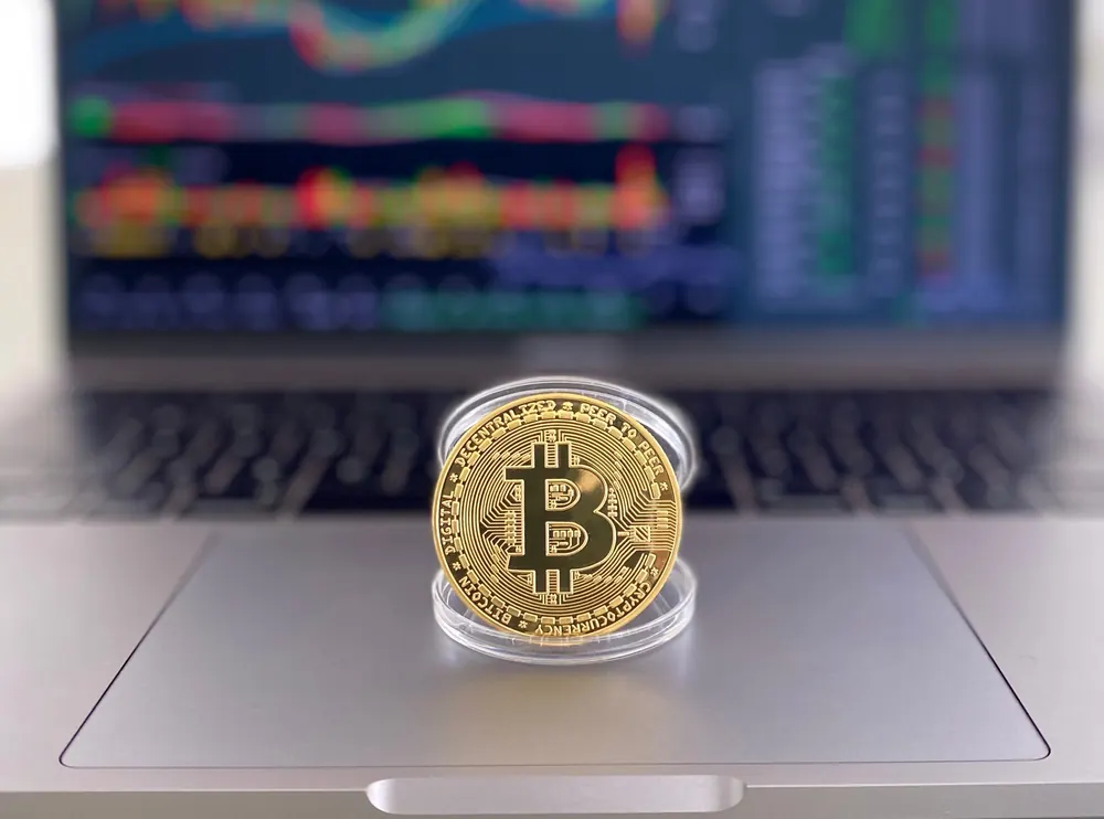 Bitcoinmunt in een capsule op een laptop